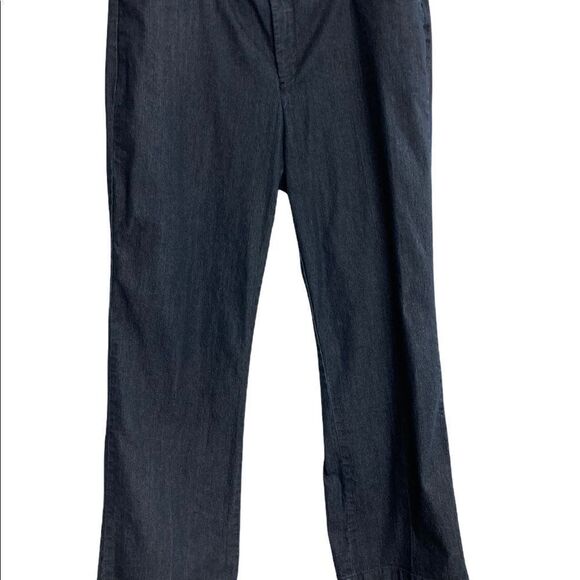 JM Collection, Women’s Dark Wash Jeans, Size 14, Inseam 28.5, 5 pockets,Stretchy - Picture 1 of 7